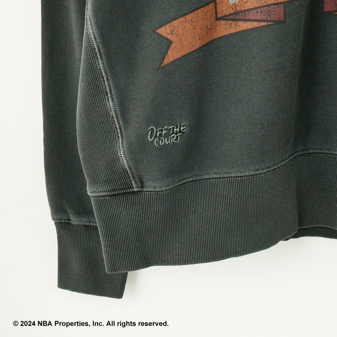 OFF THE COURT BY NBA [オフ ザ コート バイ エヌビーエー] 別注 ピグメント染め ロゴプリントクルーネックスウェット [24AW-JF-02] BLACK