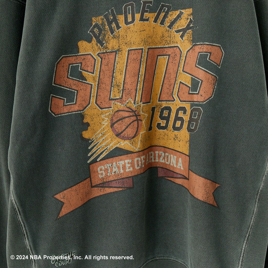 OFF THE COURT BY NBA [オフ ザ コート バイ エヌビーエー] 別注 ピグメント染め ロゴプリントクルーネックスウェット [24AW-JF-02] BLACK