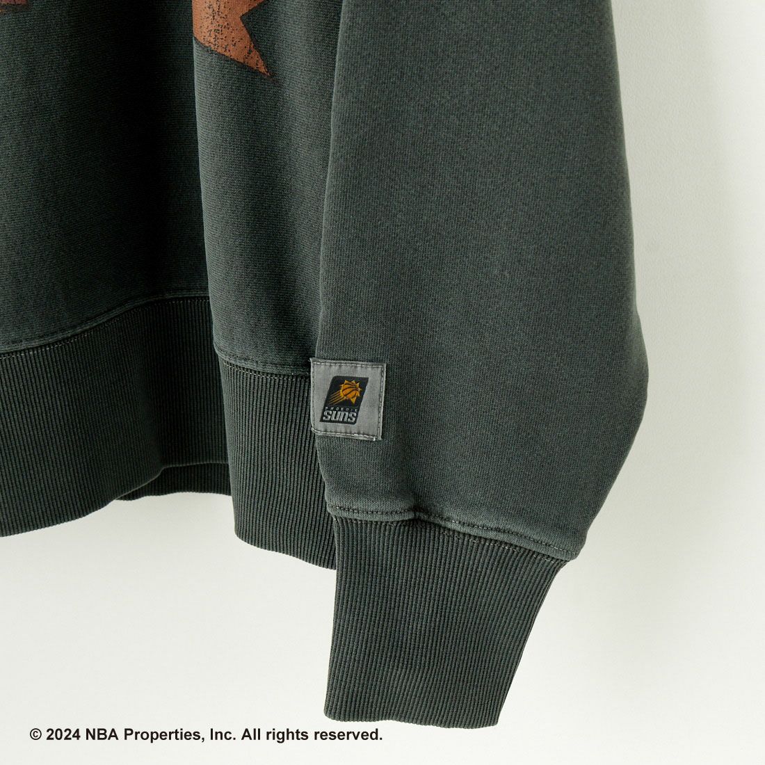 OFF THE COURT BY NBA [オフ ザ コート バイ エヌビーエー] 別注 ピグメント染め ロゴプリントクルーネックスウェット [24AW-JF-02] BLACK