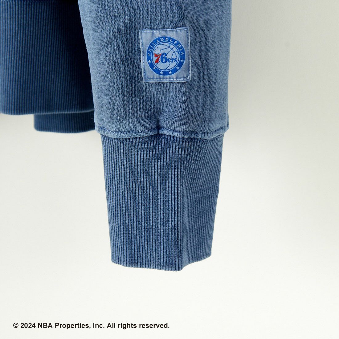 OFF THE COURT BY NBA [オフ ザ コート バイ エヌビーエー] 別注 ピグメント染め ロゴプリントクルーネックスウェット [24AW-JF-02] BLUE