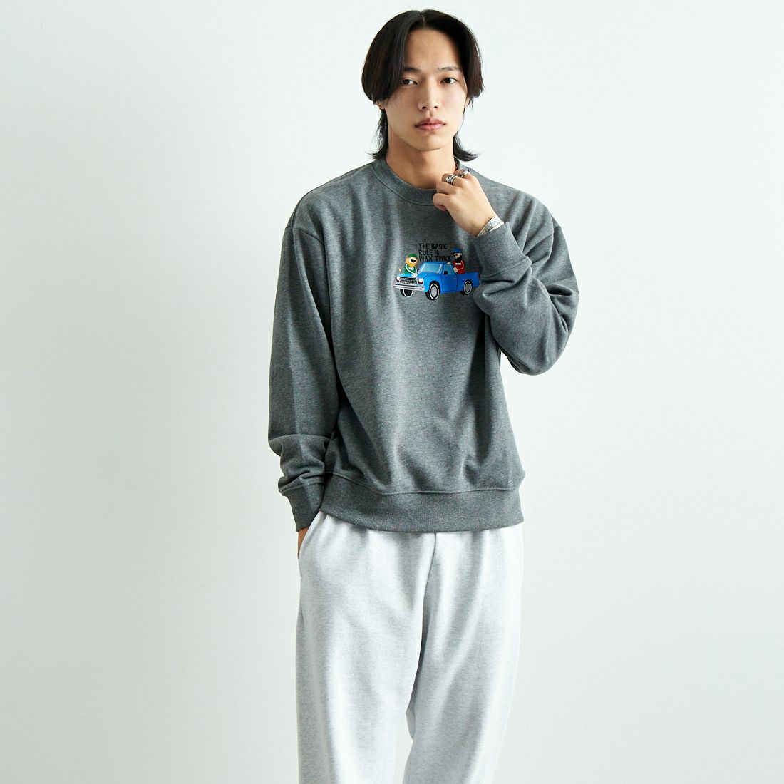 33Degrees [サーティスリーディグリーズ] HIGEOZI3 サガラ刺繍スウェット [TDR-244-075] F MOKU GRY &&モデル身長：179cm 着用サイズ：L&&