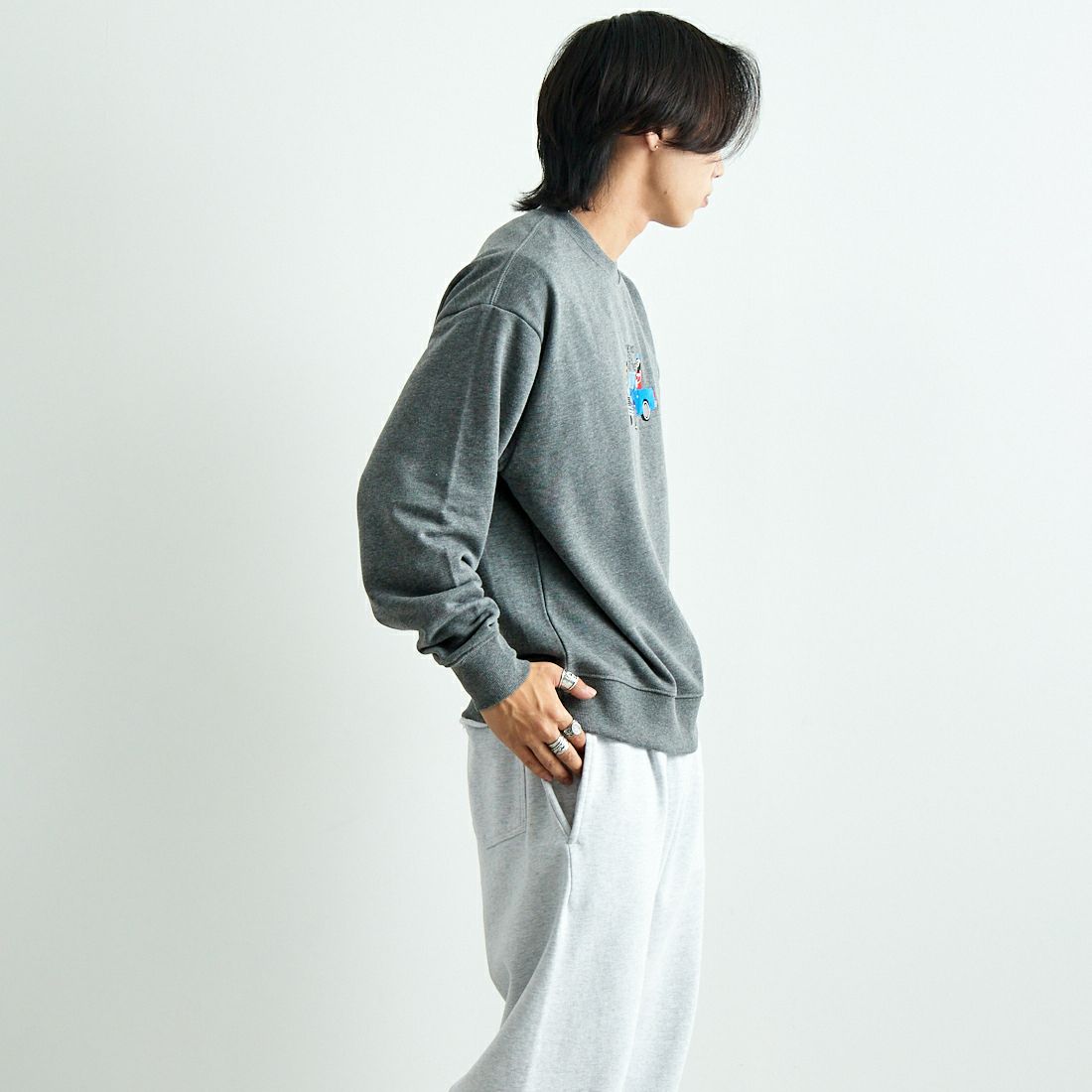 33Degrees [サーティスリーディグリーズ] HIGEOZI3 サガラ刺繍スウェット [TDR-244-075] F MOKU GRY &&モデル身長：179cm 着用サイズ：L&&