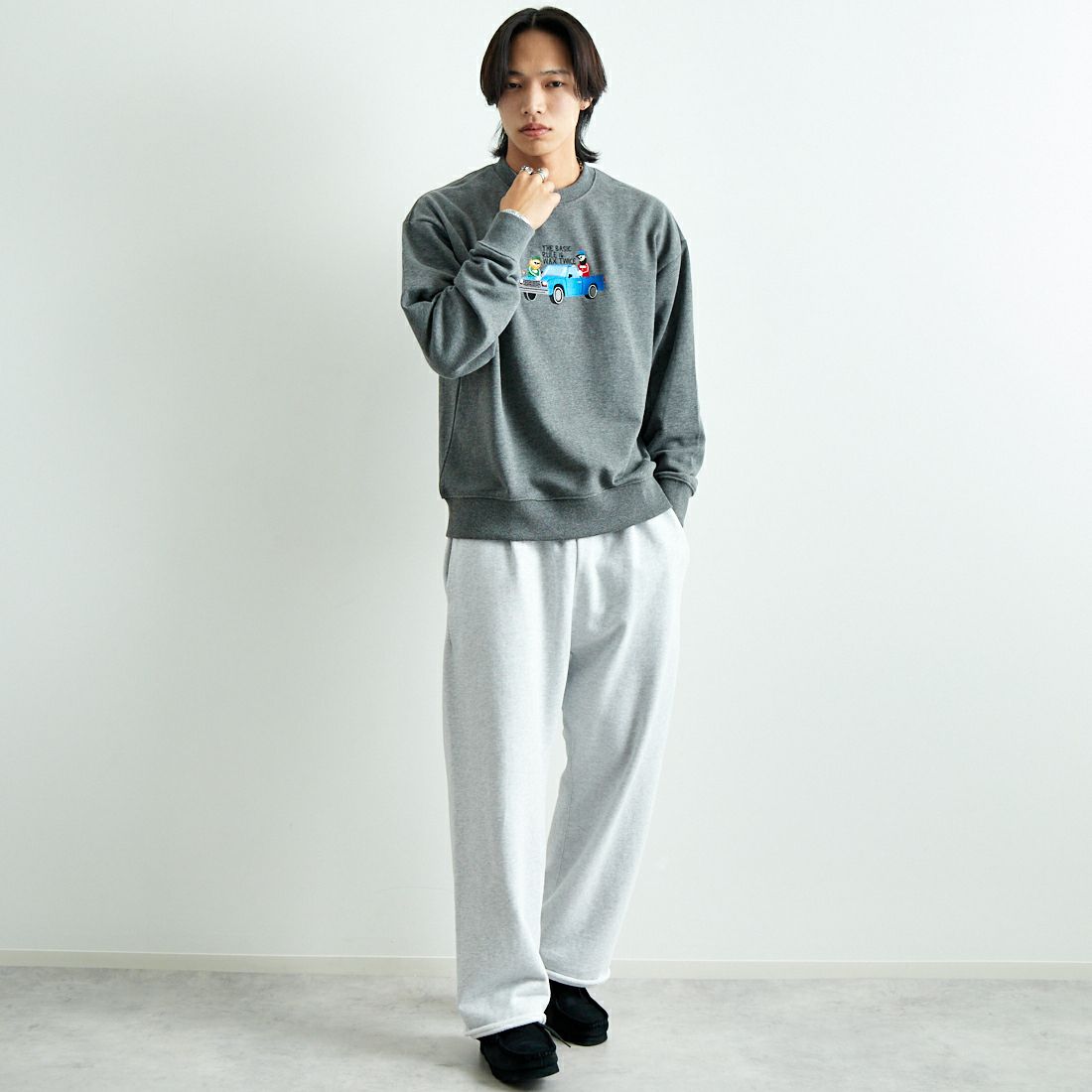 33Degrees [サーティスリーディグリーズ] HIGEOZI3 サガラ刺繍スウェット [TDR-244-075] F MOKU GRY &&モデル身長：179cm 着用サイズ：L&&