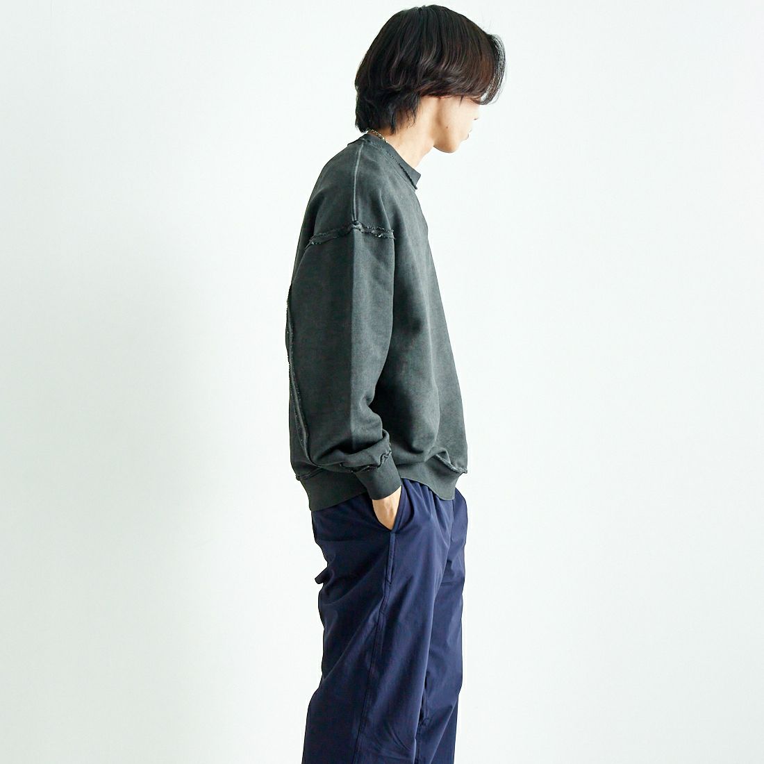 SLICK [スリック] ピグメントダイ ダメージスウェットシャツ [5155923] 720 COAL B &&モデル身長：179cm 着用サイズ：2&&