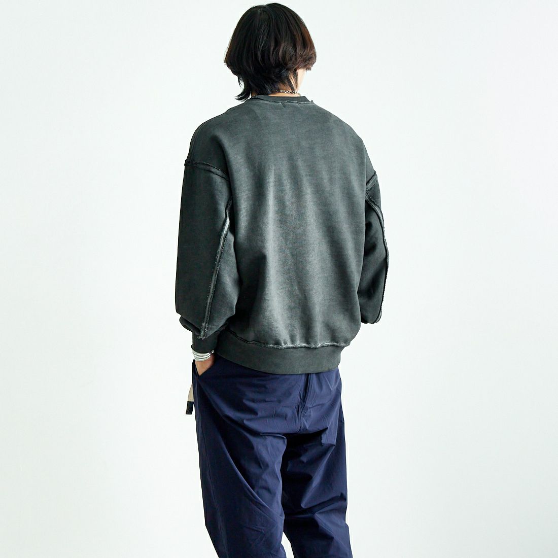 SLICK [スリック] ピグメントダイ ダメージスウェットシャツ [5155923] 720 COAL B &&モデル身長：179cm 着用サイズ：2&&