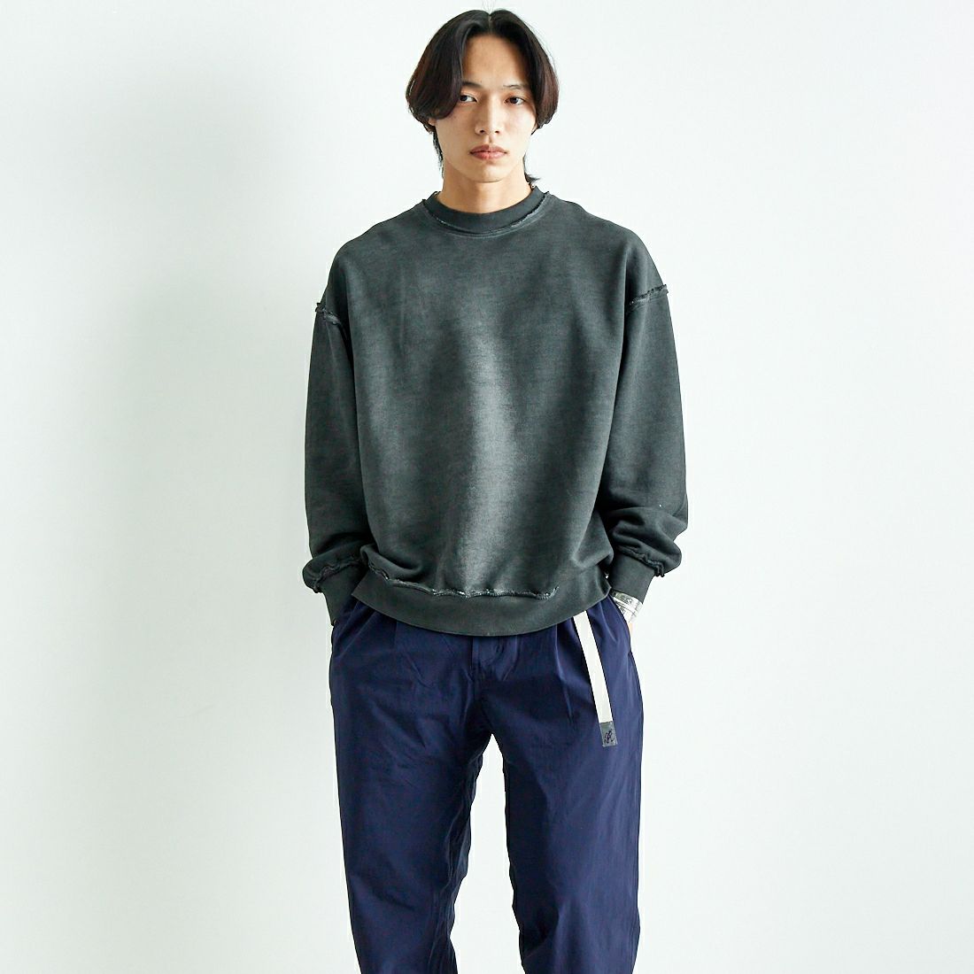 SLICK [スリック] ピグメントダイ ダメージスウェットシャツ [5155923] 720 COAL B &&モデル身長：179cm 着用サイズ：2&&