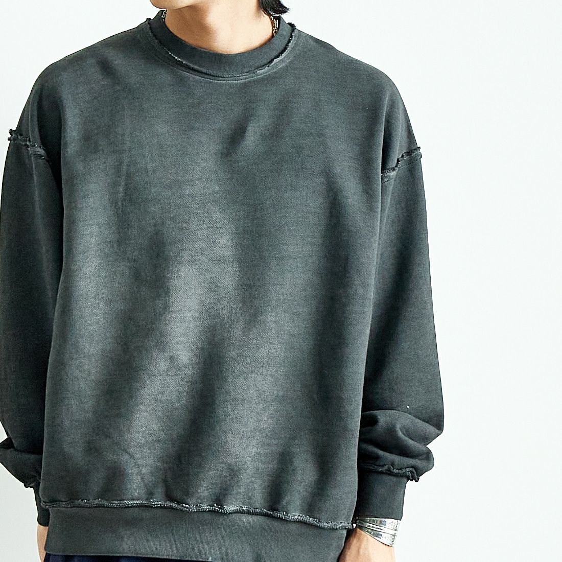 SLICK [スリック] ピグメントダイ ダメージスウェットシャツ [5155923] 720 COAL B &&モデル身長：179cm 着用サイズ：2&&