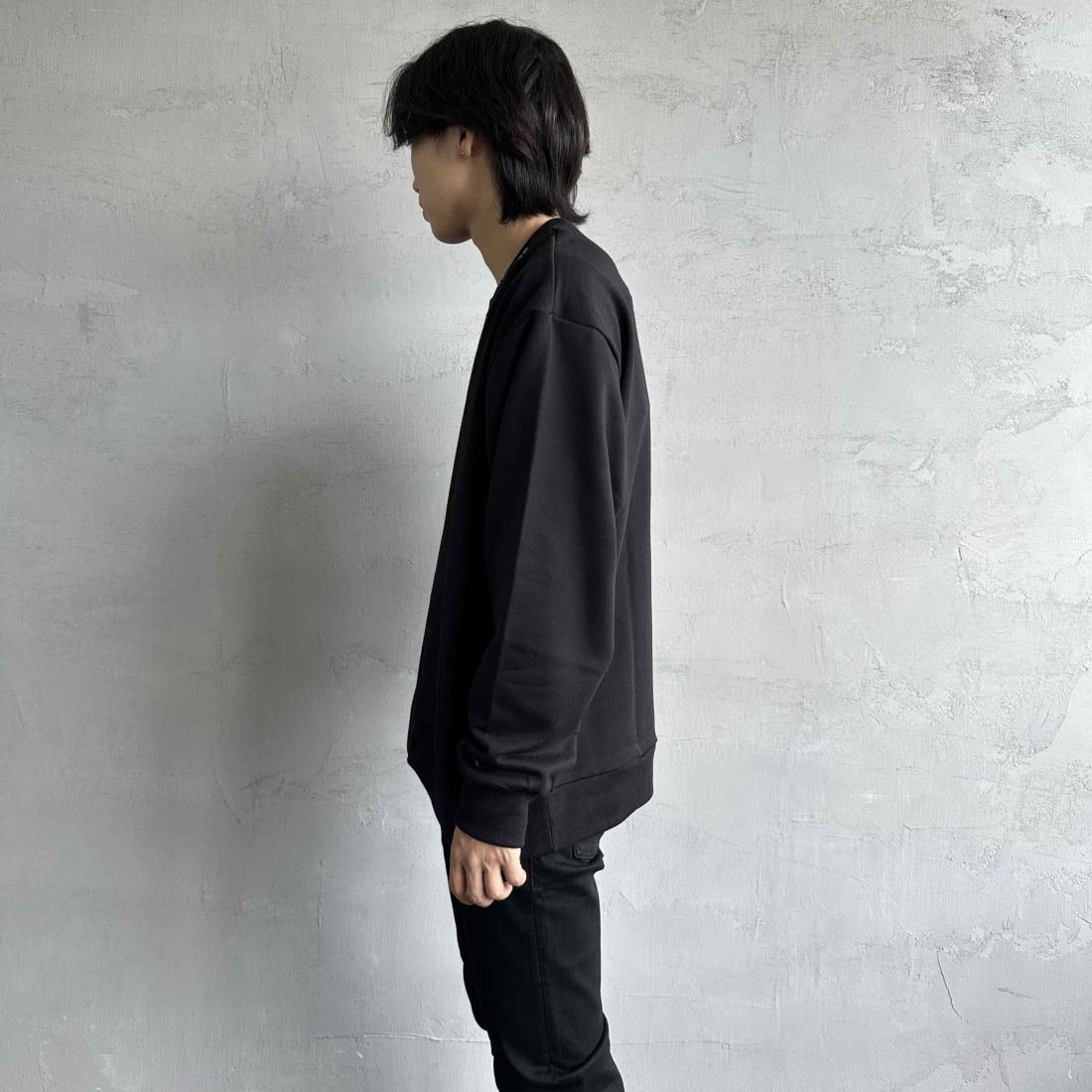 1PIU1UGUALE3 RELAX [ウノ ピゥ ウノ ウグァーレ トレ] 別注 ネックロゴ クルーネックスウェット [USO-24119IN-JF] BLACK &&モデル身長：179cm 着用サイズ：XL&&