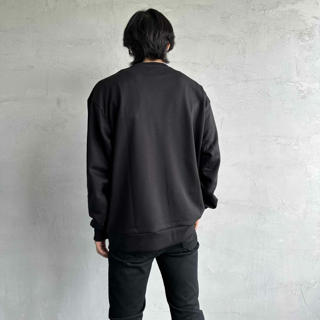 1PIU1UGUALE3 RELAX [ウノ ピゥ ウノ ウグァーレ トレ] 別注 ネックロゴ クルーネックスウェット [USO-24119IN-JF] BLACK &&モデル身長：179cm 着用サイズ：XL&&