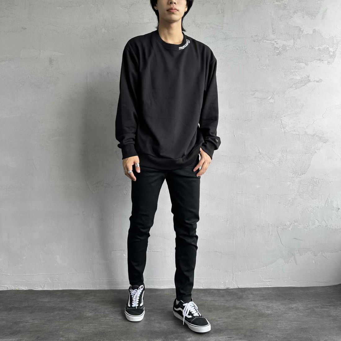 1PIU1UGUALE3 RELAX [ウノ ピゥ ウノ ウグァーレ トレ] 別注 ネックロゴ クルーネックスウェット [USO-24119IN-JF] BLACK &&モデル身長：179cm 着用サイズ：XL&&