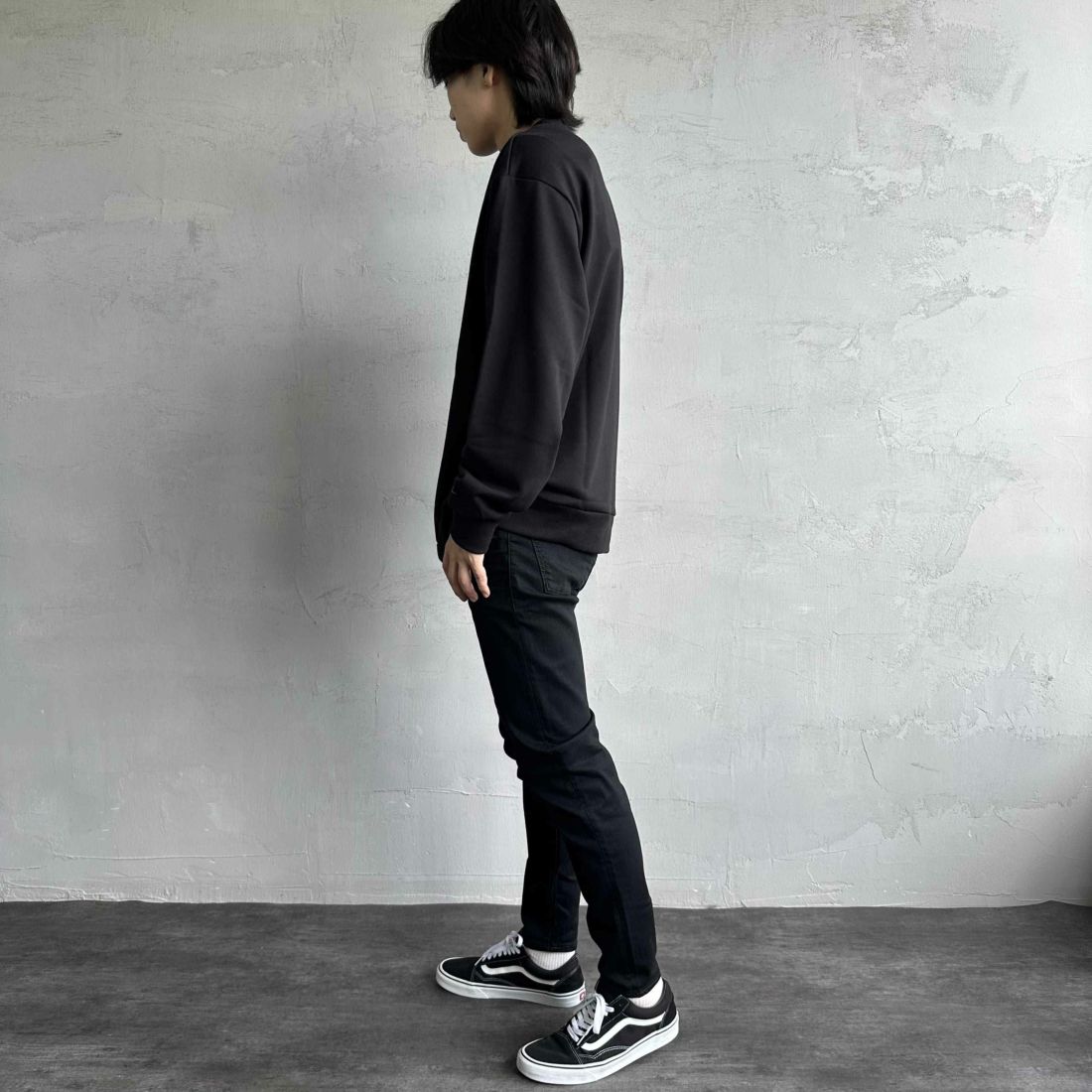 1PIU1UGUALE3 RELAX [ウノ ピゥ ウノ ウグァーレ トレ] 別注 ネックロゴ クルーネックスウェット [USO-24119IN-JF] BLACK &&モデル身長：179cm 着用サイズ：XL&&