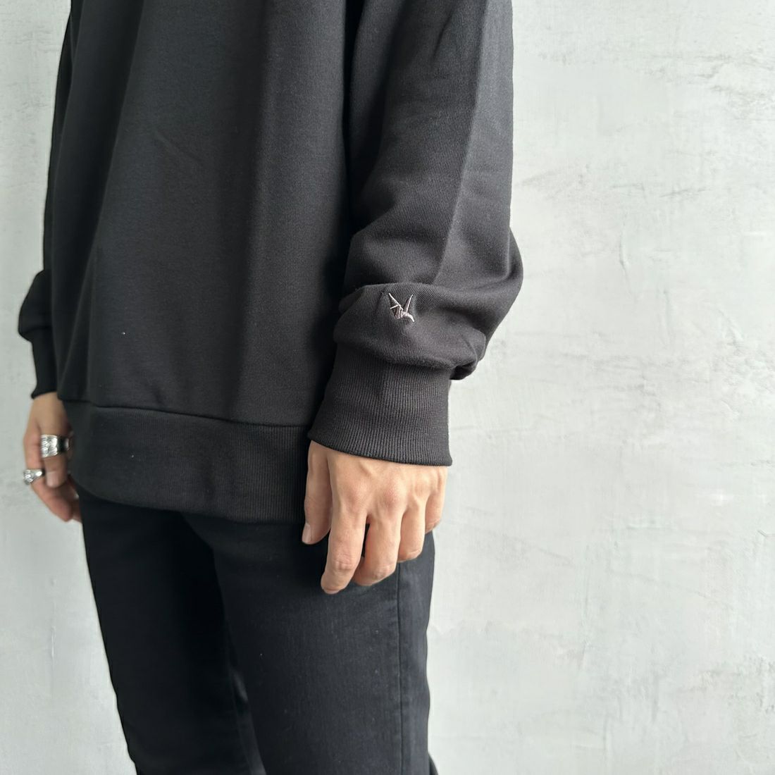 1PIU1UGUALE3 RELAX [ウノ ピゥ ウノ ウグァーレ トレ] 別注 ネックロゴ クルーネックスウェット [USO-24119IN-JF] BLACK