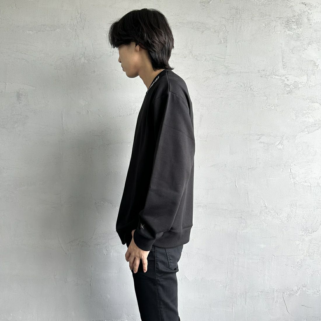 1PIU1UGUALE3 RELAX [ウノ ピゥ ウノ ウグァーレ トレ] 別注 ネックロゴ クルーネックスウェット [USO-24119IN-JF] BLACK &&モデル身長：179cm 着用サイズ：L&&