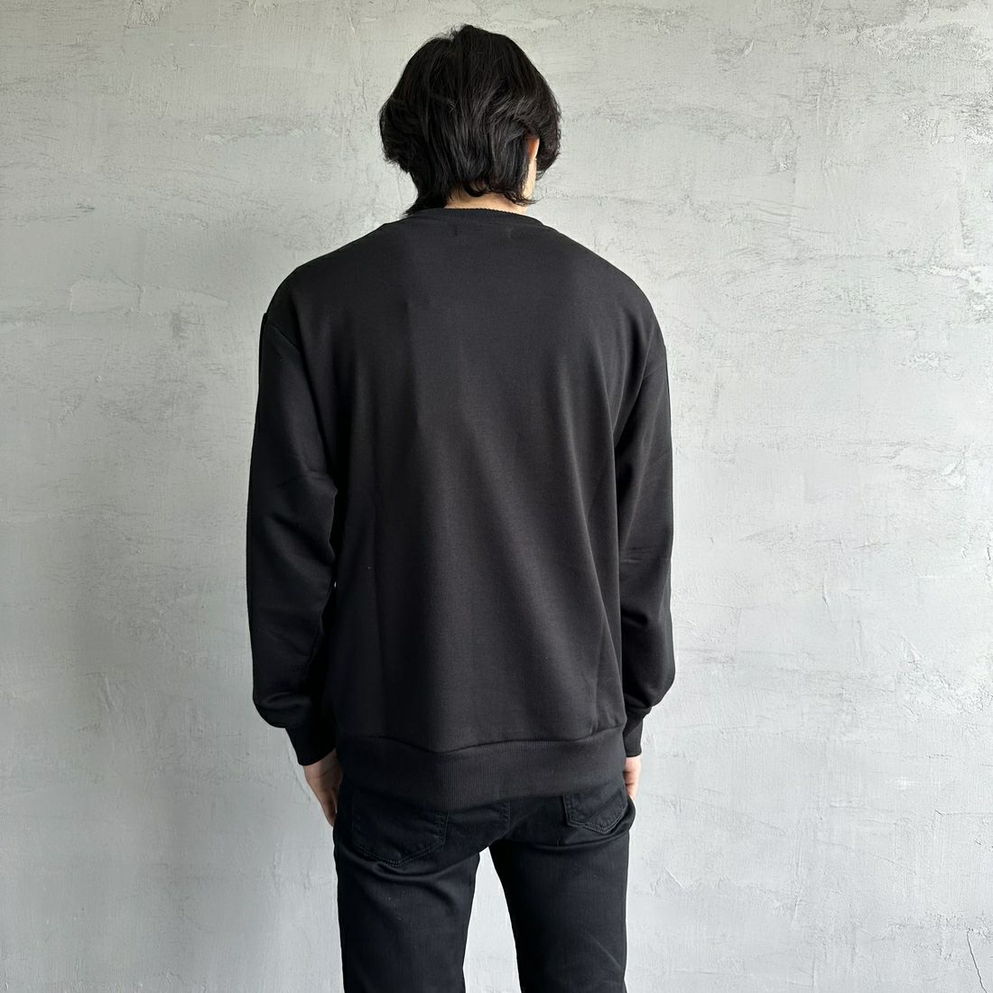 1PIU1UGUALE3 RELAX [ウノ ピゥ ウノ ウグァーレ トレ] 別注 ネックロゴ クルーネックスウェット [USO-24119IN-JF] BLACK &&モデル身長：179cm 着用サイズ：L&&