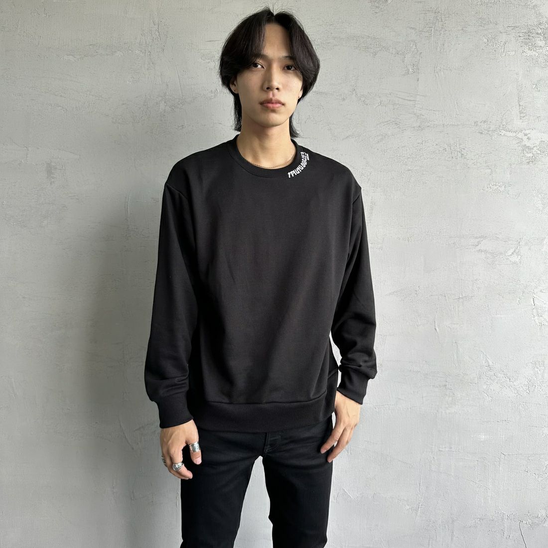 1PIU1UGUALE3 RELAX [ウノ ピゥ ウノ ウグァーレ トレ] 別注 ネックロゴ クルーネックスウェット [USO-24119IN-JF] BLACK &&モデル身長：179cm 着用サイズ：M&&