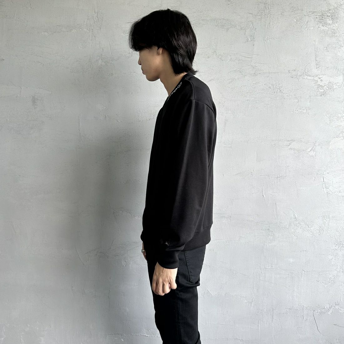 1PIU1UGUALE3 RELAX [ウノ ピゥ ウノ ウグァーレ トレ] 別注 ネックロゴ クルーネックスウェット [USO-24119IN-JF] BLACK &&モデル身長：179cm 着用サイズ：M&&