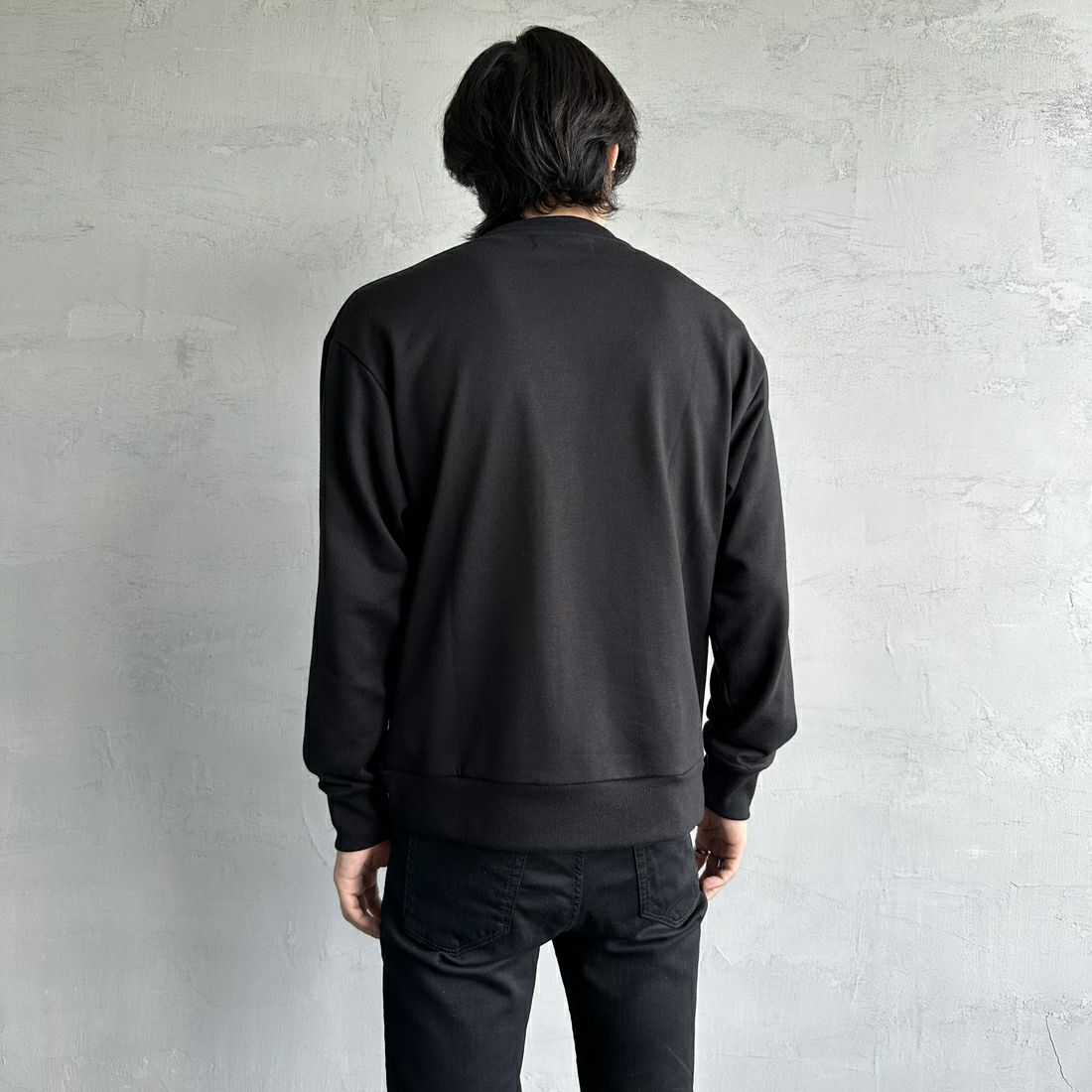 1PIU1UGUALE3 RELAX [ウノ ピゥ ウノ ウグァーレ トレ] 別注 ネックロゴ クルーネックスウェット [USO-24119IN-JF] BLACK &&モデル身長：179cm 着用サイズ：M&&