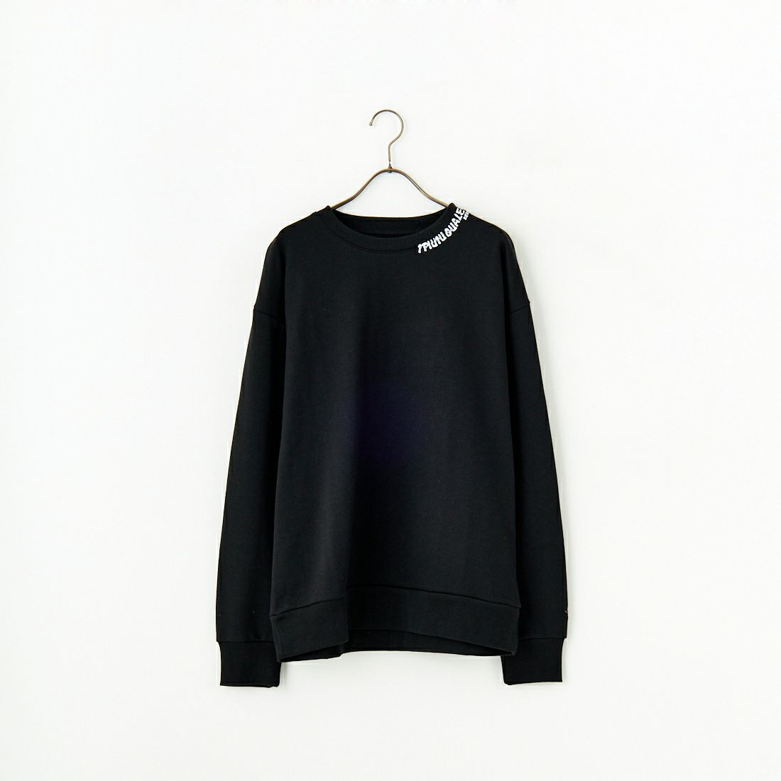 1PIU1UGUALE3 RELAX [ウノ ピゥ ウノ ウグァーレ トレ] 別注 ネックロゴ クルーネックスウェット [USO-24119IN-JF] BLACK