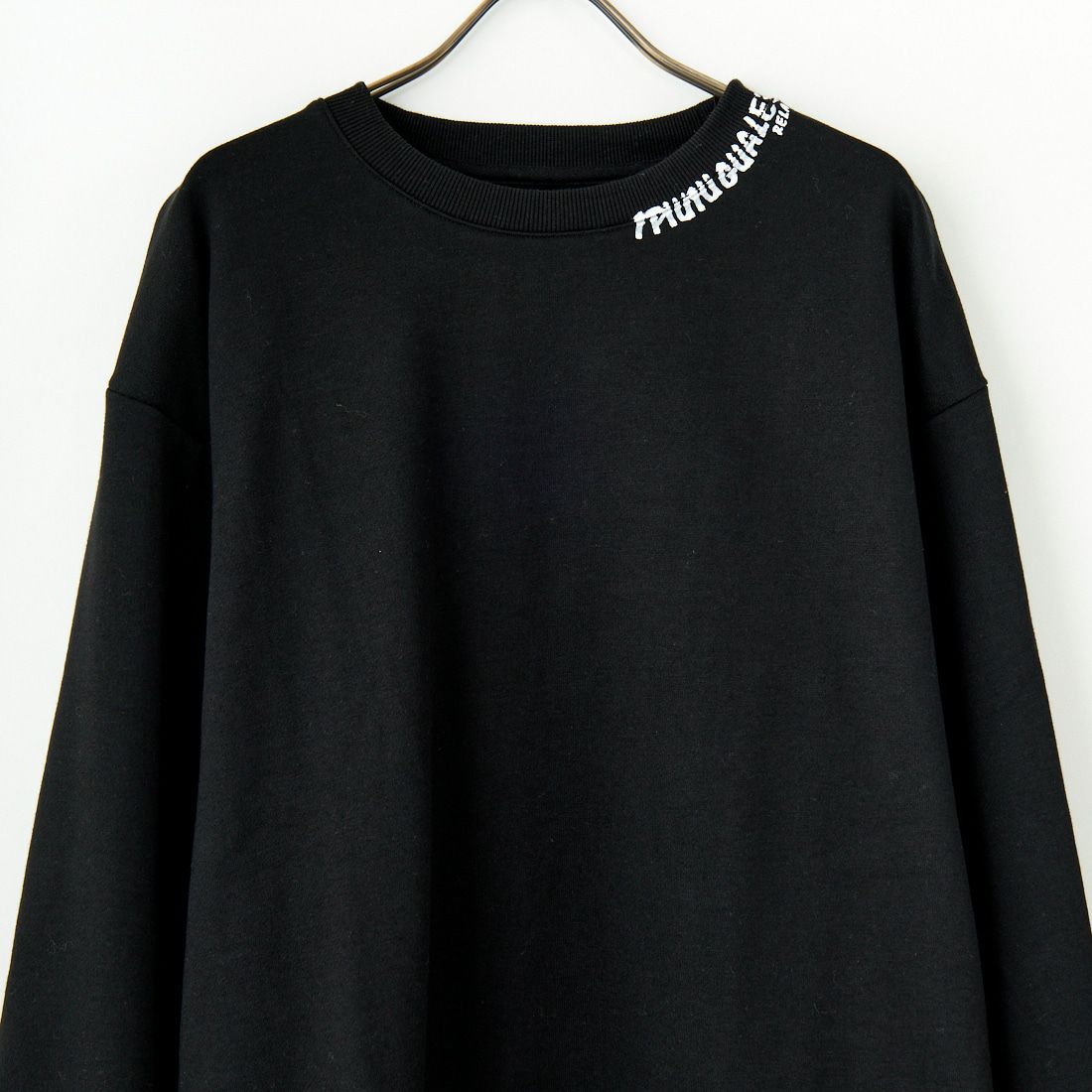 1PIU1UGUALE3 RELAX [ウノ ピゥ ウノ ウグァーレ トレ] 別注 ネックロゴ クルーネックスウェット [USO-24119IN-JF] BLACK