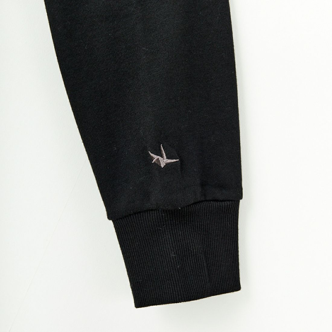 1PIU1UGUALE3 RELAX [ウノ ピゥ ウノ ウグァーレ トレ] 別注 ネックロゴ クルーネックスウェット [USO-24119IN-JF] BLACK