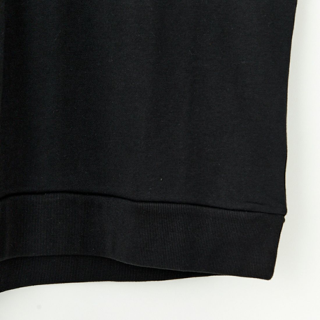 1PIU1UGUALE3 RELAX [ウノ ピゥ ウノ ウグァーレ トレ] 別注 ネックロゴ クルーネックスウェット [USO-24119IN-JF] BLACK