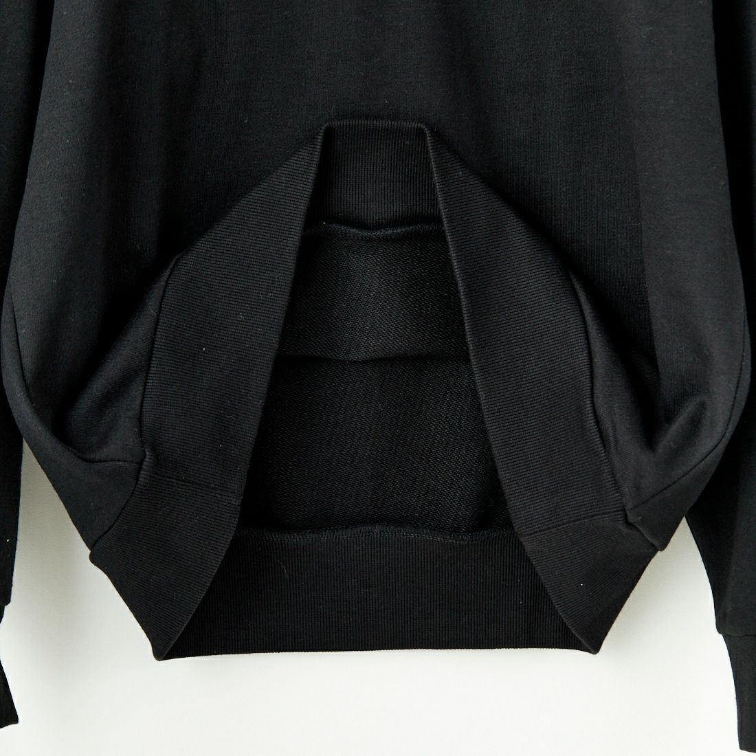 1PIU1UGUALE3 RELAX [ウノ ピゥ ウノ ウグァーレ トレ] 別注 ネックロゴ クルーネックスウェット [USO-24119IN-JF] BLACK