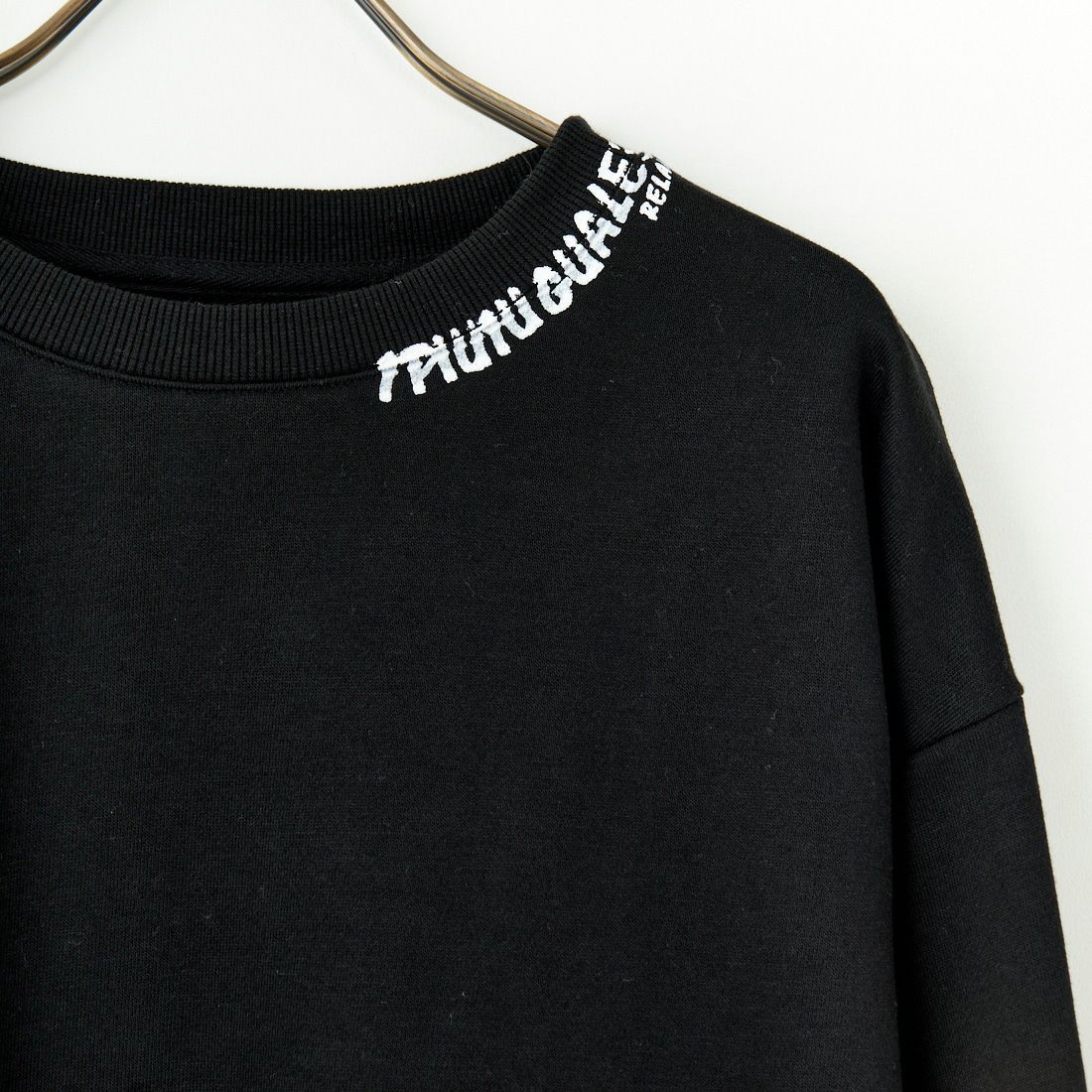 1PIU1UGUALE3 RELAX [ウノ ピゥ ウノ ウグァーレ トレ] 別注 ネックロゴ クルーネックスウェット [USO-24119IN-JF] BLACK