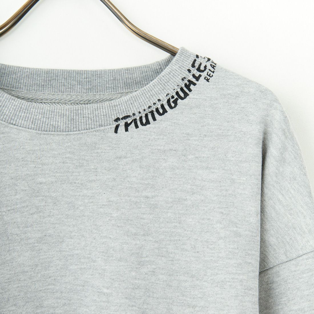 1PIU1UGUALE3 RELAX [ウノ ピゥ ウノ ウグァーレ トレ] 別注 ネックロゴ クルーネックスウェット [USO-24119IN-JF] GRAY