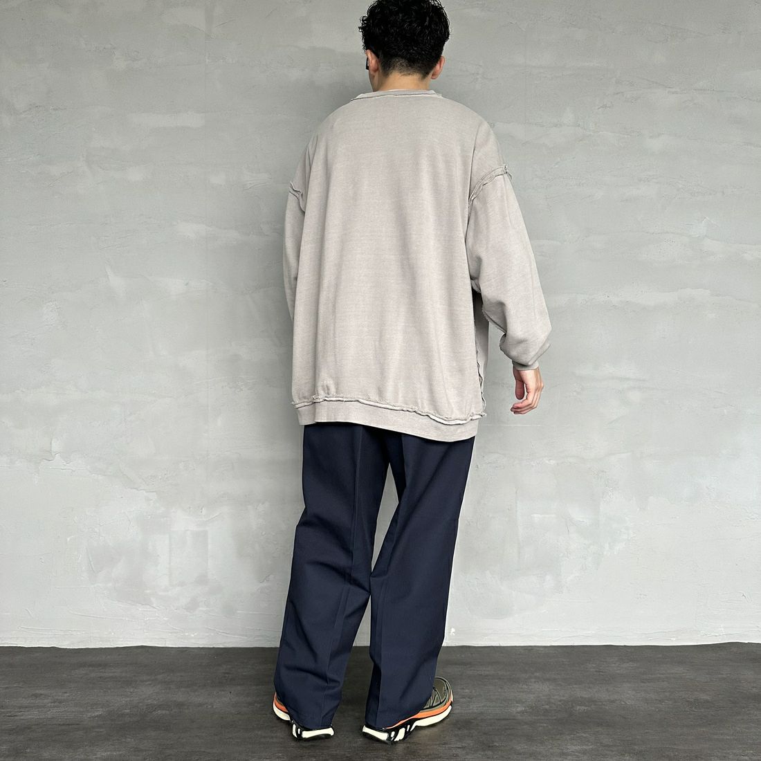 ONEITA [オニータ] 別注 インサイドアウト クルーネックスウェット [2423-442IN-JF] GREY &&モデル身長：168cm 着用サイズ：L&&