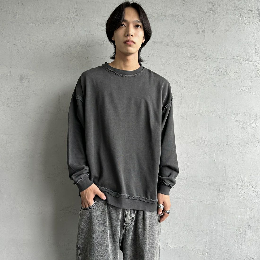 ONEITA [オニータ] 別注 インサイドアウト クルーネックスウェット [2423-442IN-JF] CHARCOAL &&モデル身長：179cm 着用サイズ：L&&