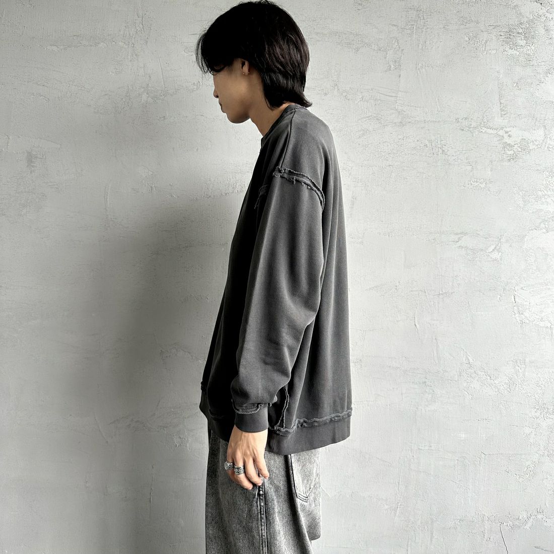 ONEITA [オニータ] 別注 インサイドアウト クルーネックスウェット [2423-442IN-JF] CHARCOAL &&モデル身長：179cm 着用サイズ：L&&