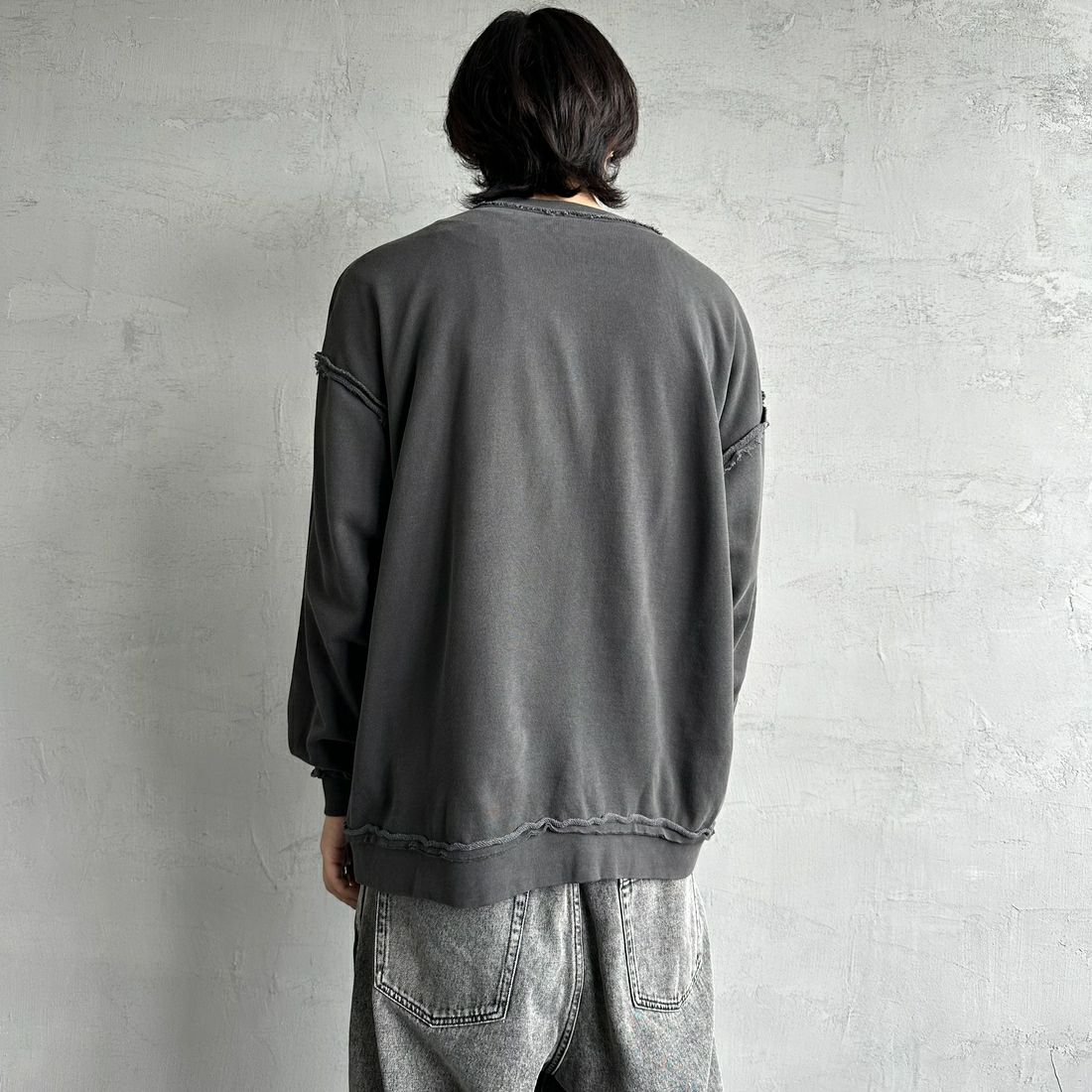 ONEITA [オニータ] 別注 インサイドアウト クルーネックスウェット [2423-442IN-JF] CHARCOAL &&モデル身長：179cm 着用サイズ：L&&