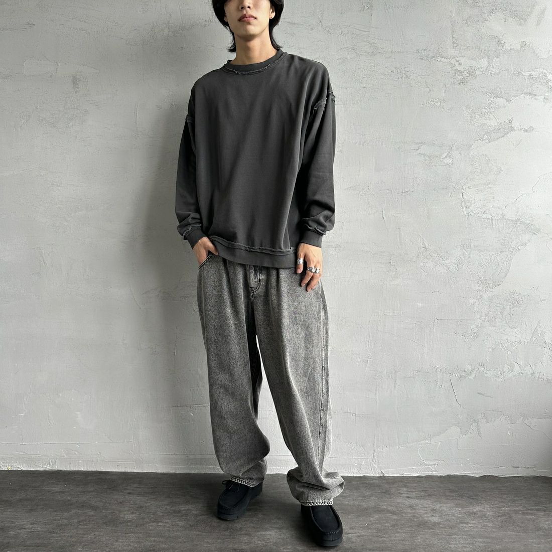 ONEITA [オニータ] 別注 インサイドアウト クルーネックスウェット [2423-442IN-JF] CHARCOAL &&モデル身長：179cm 着用サイズ：L&&