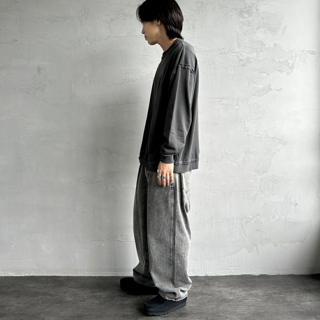 ONEITA [オニータ] 別注 インサイドアウト クルーネックスウェット [2423-442IN-JF] CHARCOAL &&モデル身長：179cm 着用サイズ：L&&