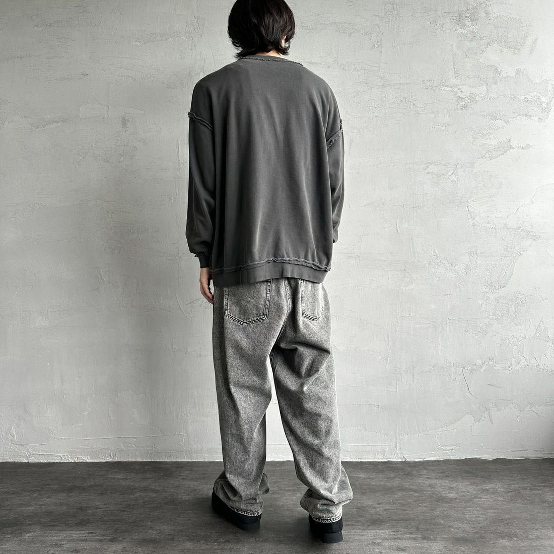 ONEITA [オニータ] 別注 インサイドアウト クルーネックスウェット [2423-442IN-JF] CHARCOAL &&モデル身長：179cm 着用サイズ：L&&