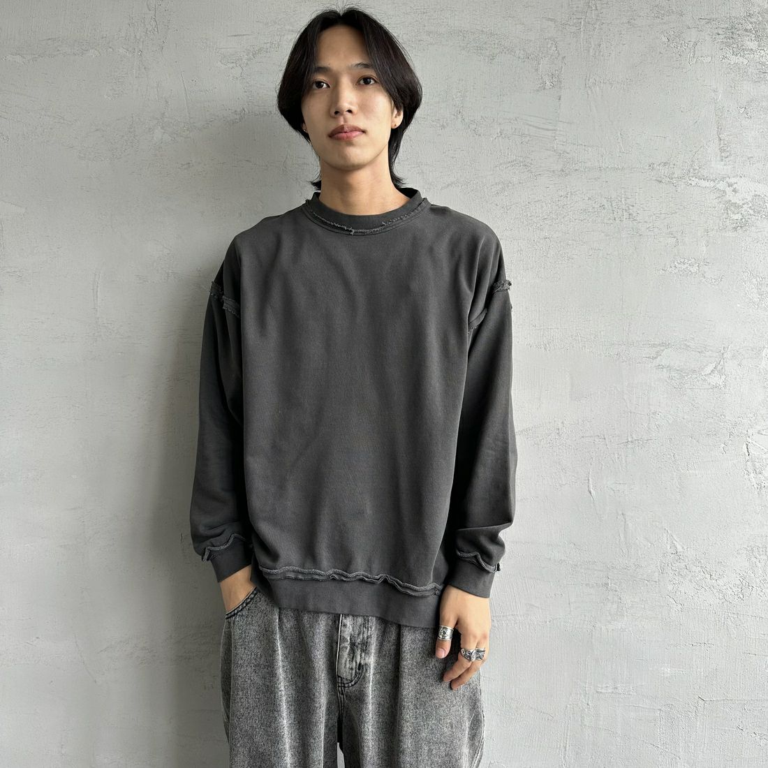 ONEITA [オニータ] 別注 インサイドアウト クルーネックスウェット [2423-442IN-JF] CHARCOAL &&モデル身長：179cm 着用サイズ：M&&