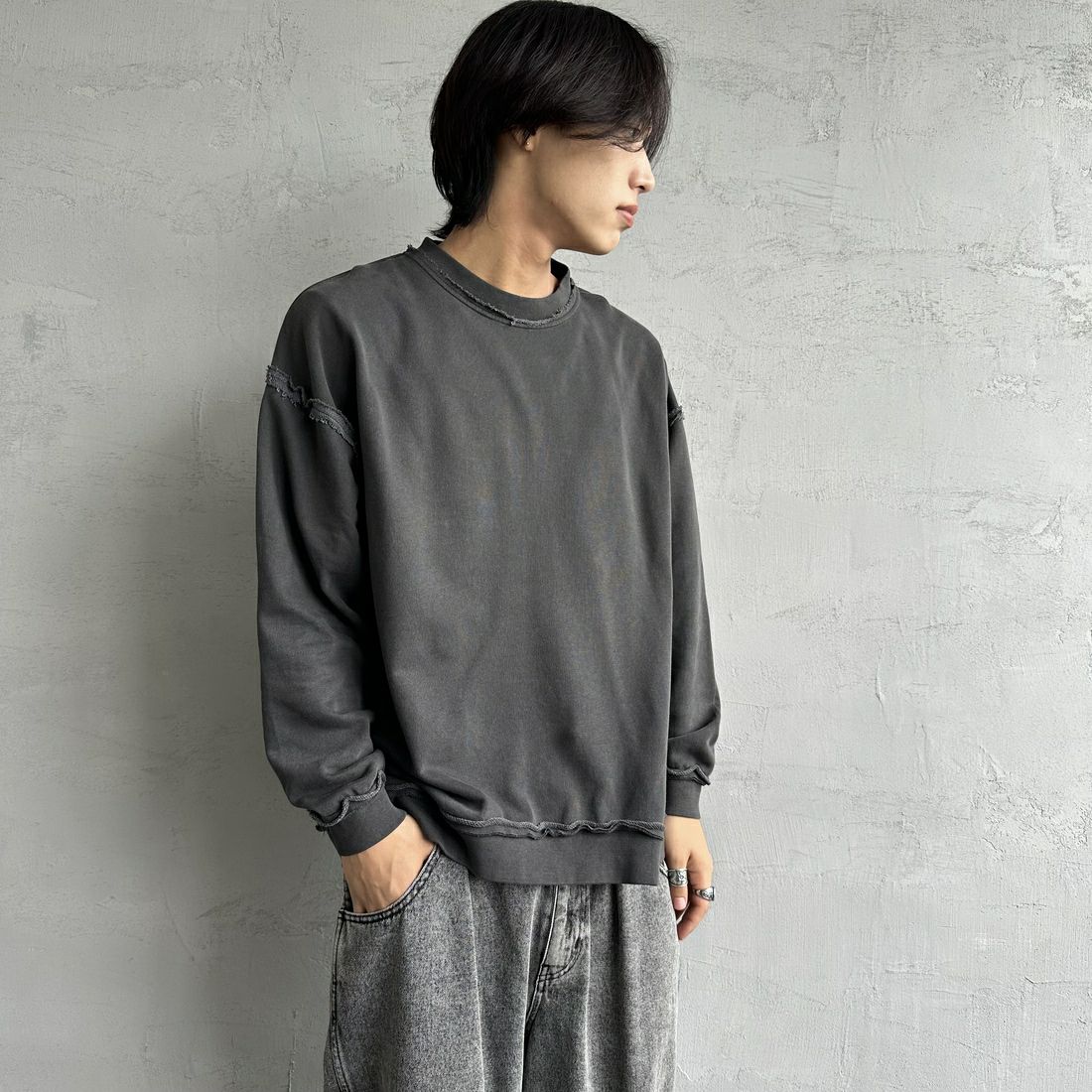 ONEITA [オニータ] 別注 インサイドアウト クルーネックスウェット [2423-442IN-JF] CHARCOAL &&モデル身長：179cm 着用サイズ：M&&