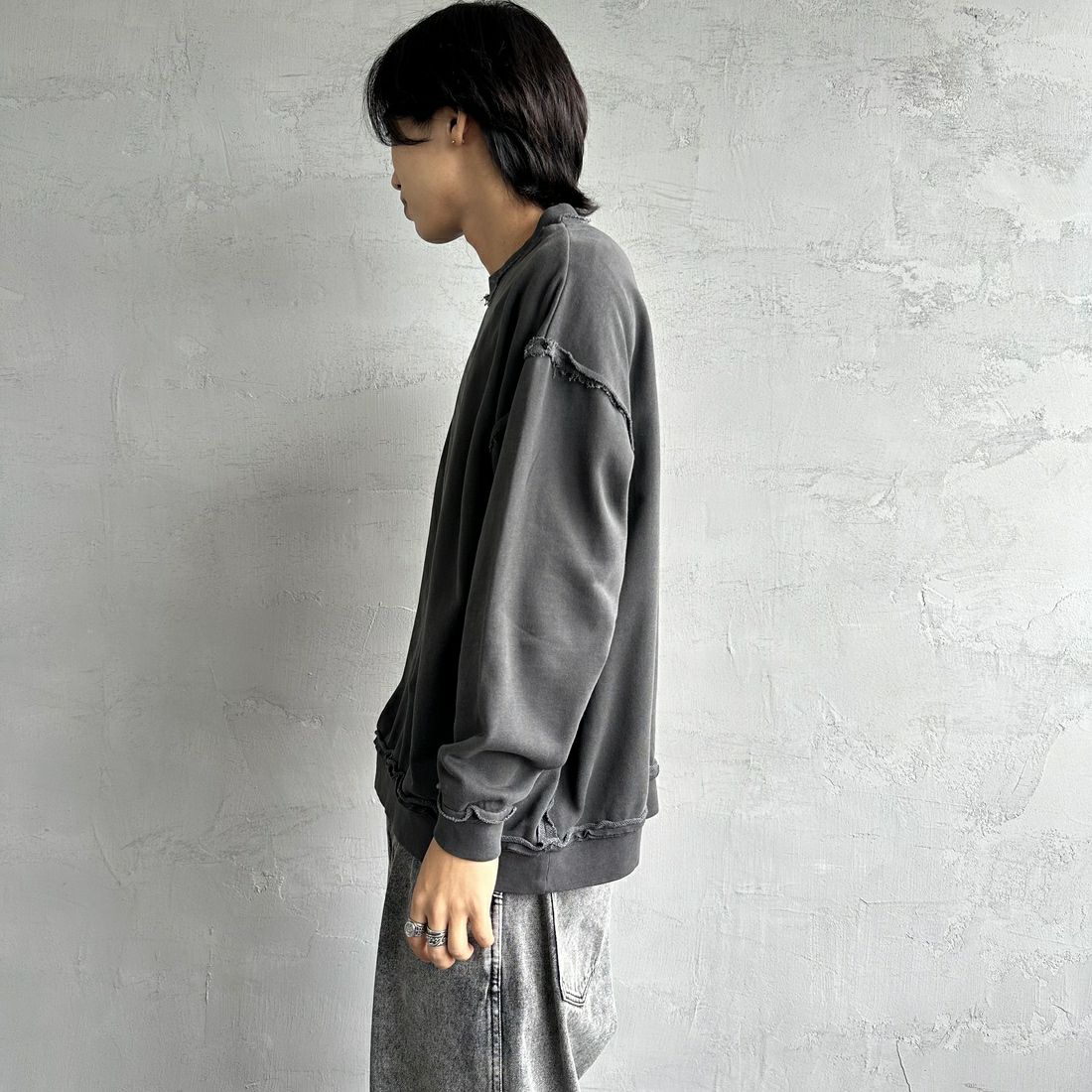 ONEITA [オニータ] 別注 インサイドアウト クルーネックスウェット [2423-442IN-JF] CHARCOAL &&モデル身長：179cm 着用サイズ：M&&