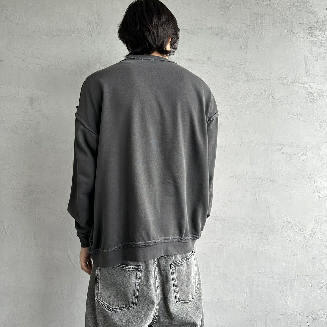 ONEITA [オニータ] 別注 インサイドアウト クルーネックスウェット [2423-442IN-JF] CHARCOAL &&モデル身長：179cm 着用サイズ：M&&
