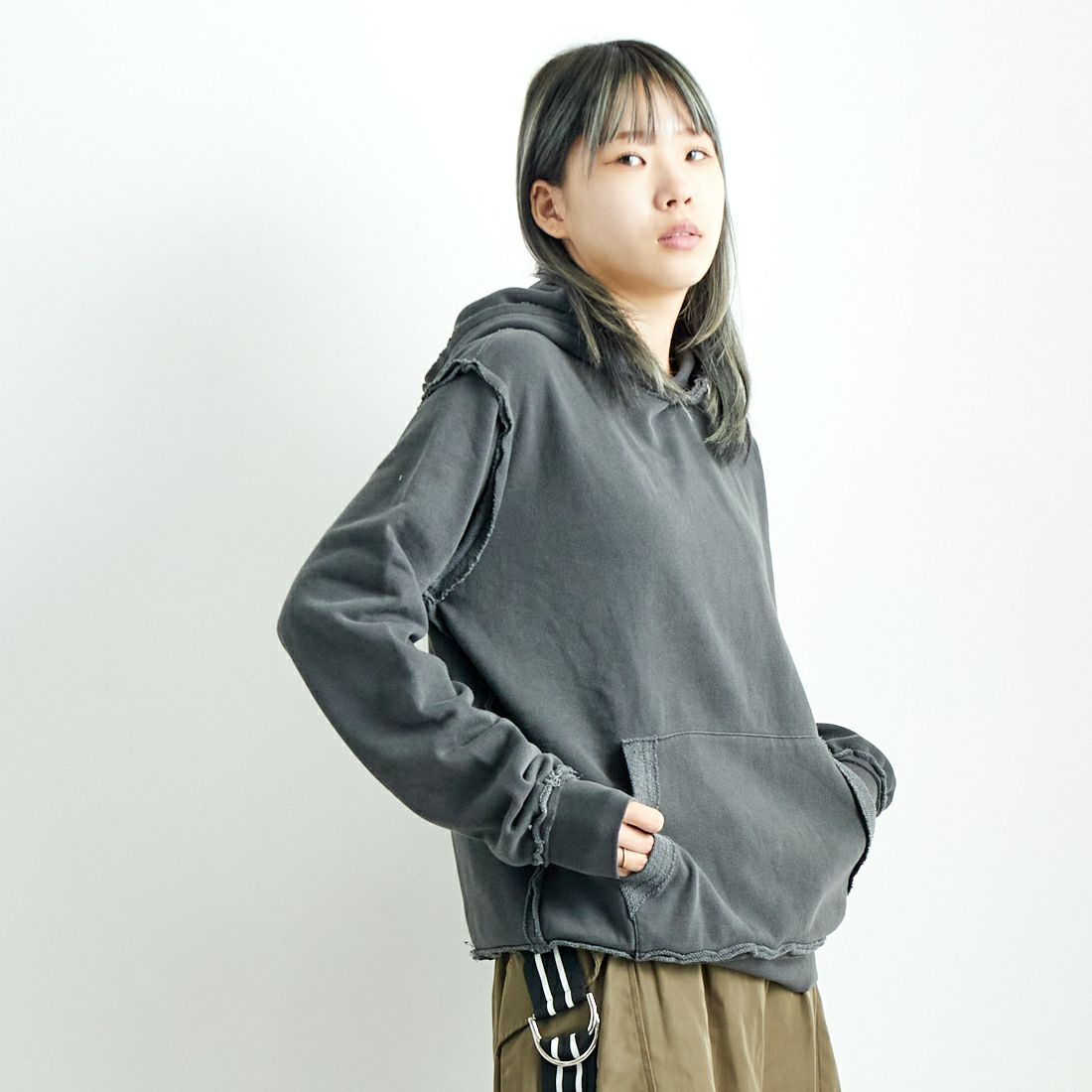 ONEITA [オニータ] 別注 インサイドアウト スウェットパーカー [2423-441IN-JF] CHARCOAL &&モデル身長：167cm 着用サイズ：S&&