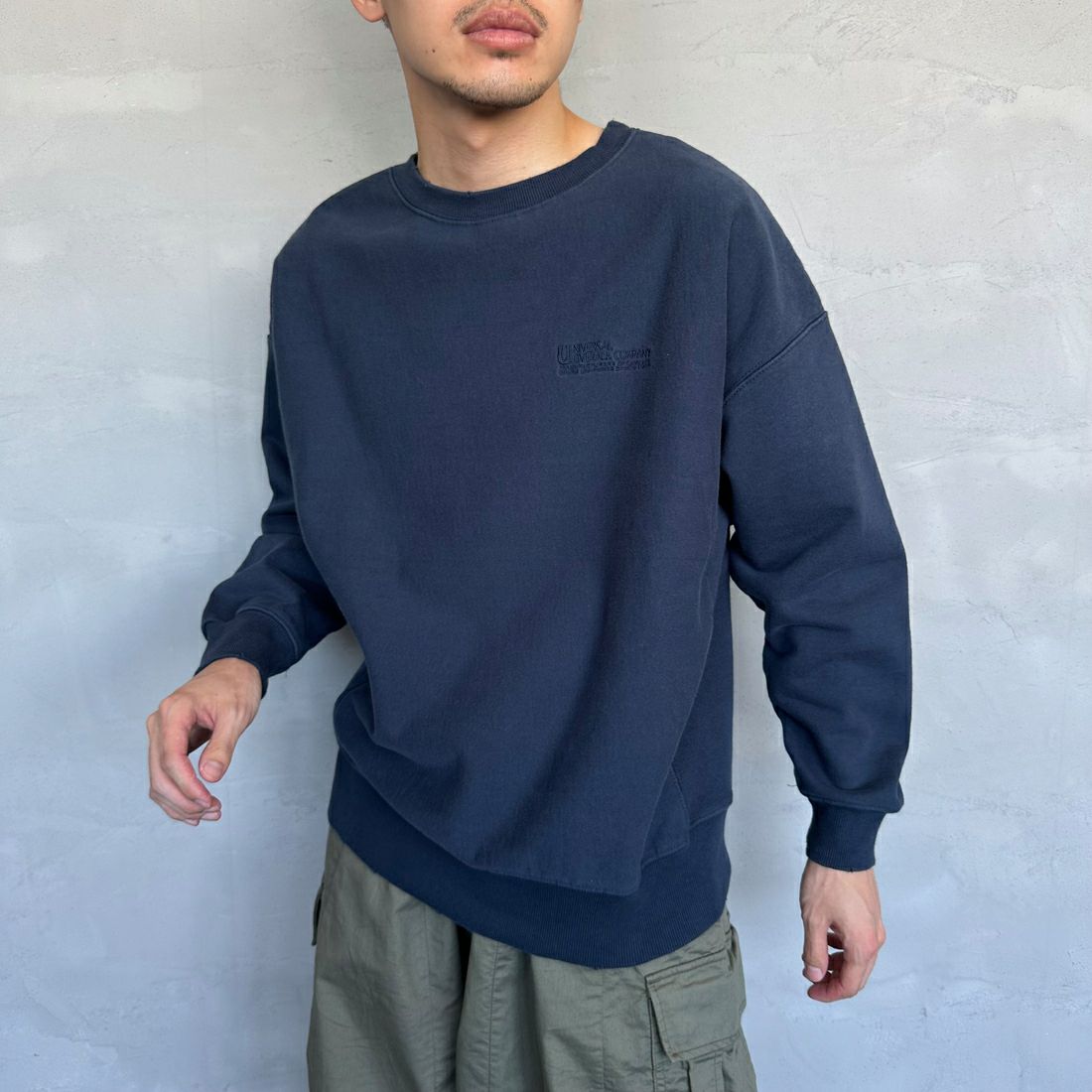 UNIVERSAL OVERALL [ユニバーサルオーバーオール] 別注 ダメージ加工 ヘビーウェイトスウェット [U2431220IN-JF] NAVY &&モデル身長：168cm 着用サイズ：M&&