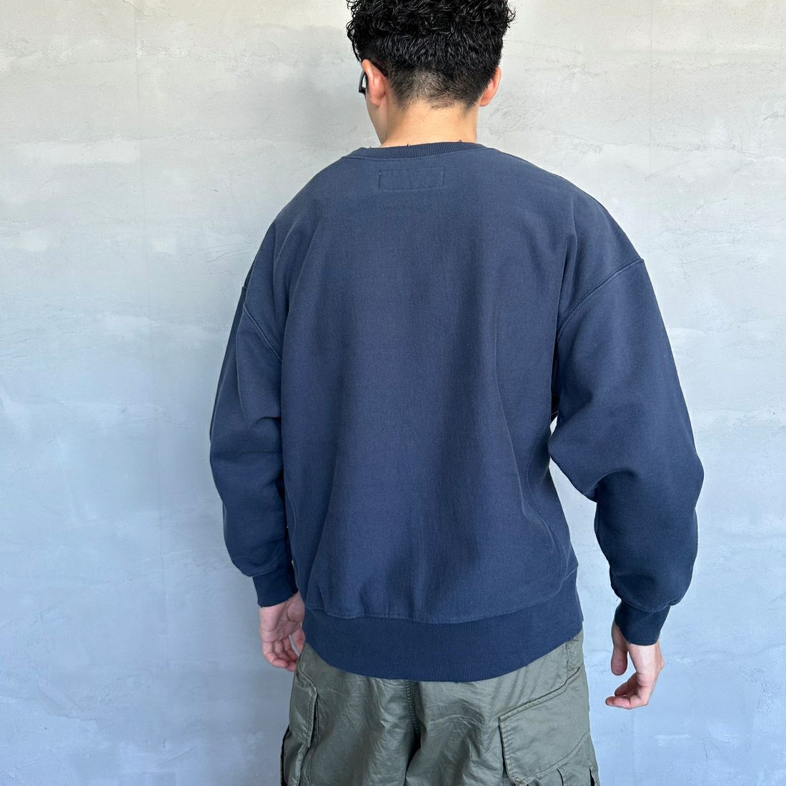 UNIVERSAL OVERALL [ユニバーサルオーバーオール] 別注 ダメージ加工 ヘビーウェイトスウェット [U2431220IN-JF] NAVY &&モデル身長：168cm 着用サイズ：M&&