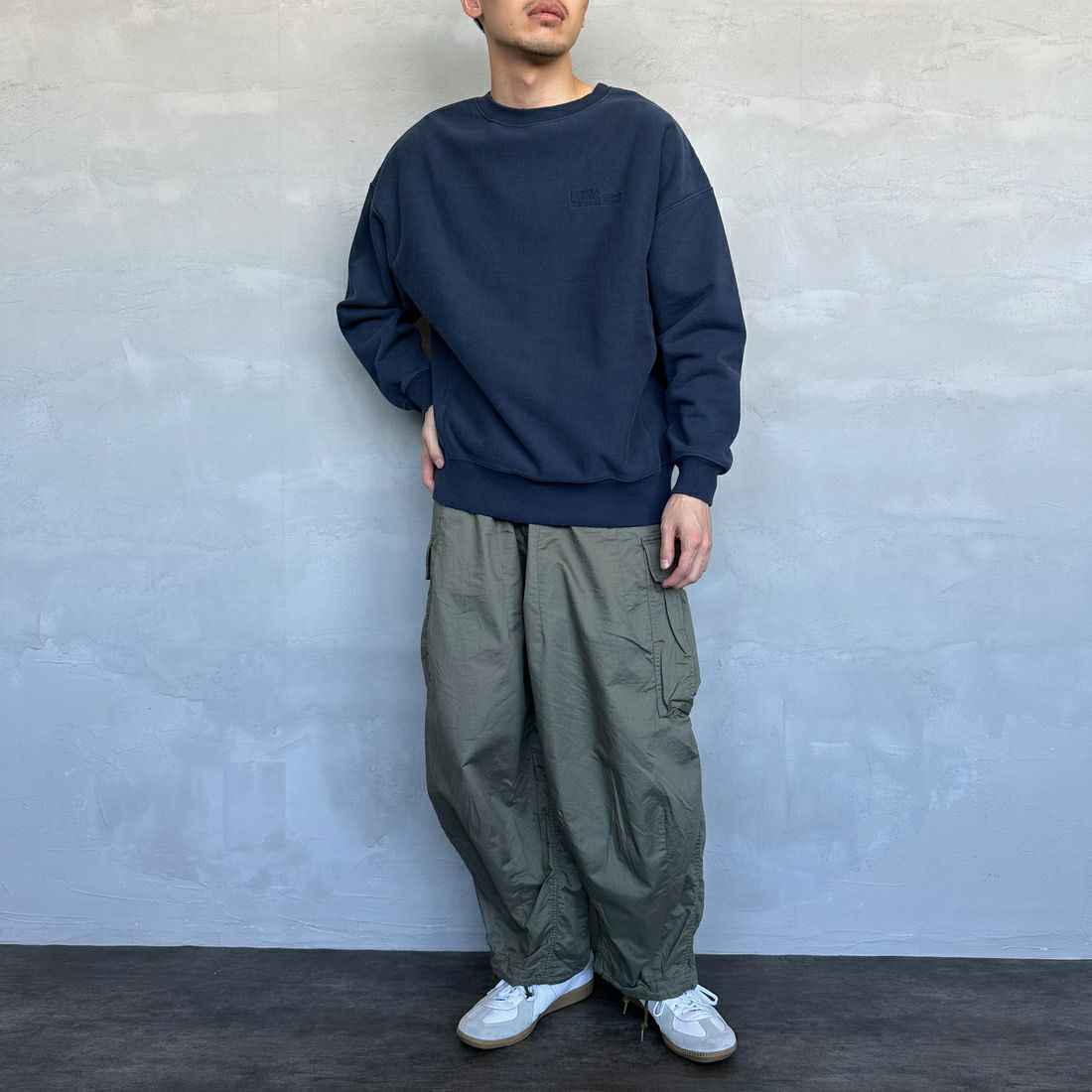 UNIVERSAL OVERALL [ユニバーサルオーバーオール] 別注 ダメージ加工 ヘビーウェイトスウェット [U2431220IN-JF] NAVY &&モデル身長：168cm 着用サイズ：M&&