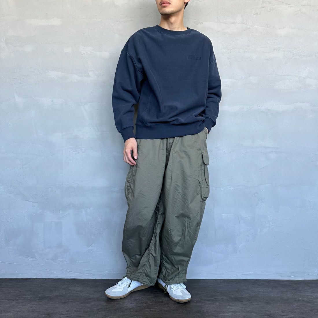 UNIVERSAL OVERALL [ユニバーサルオーバーオール] 別注 ダメージ加工 ヘビーウェイトスウェット [U2431220IN-JF] NAVY &&モデル身長：168cm 着用サイズ：M&&