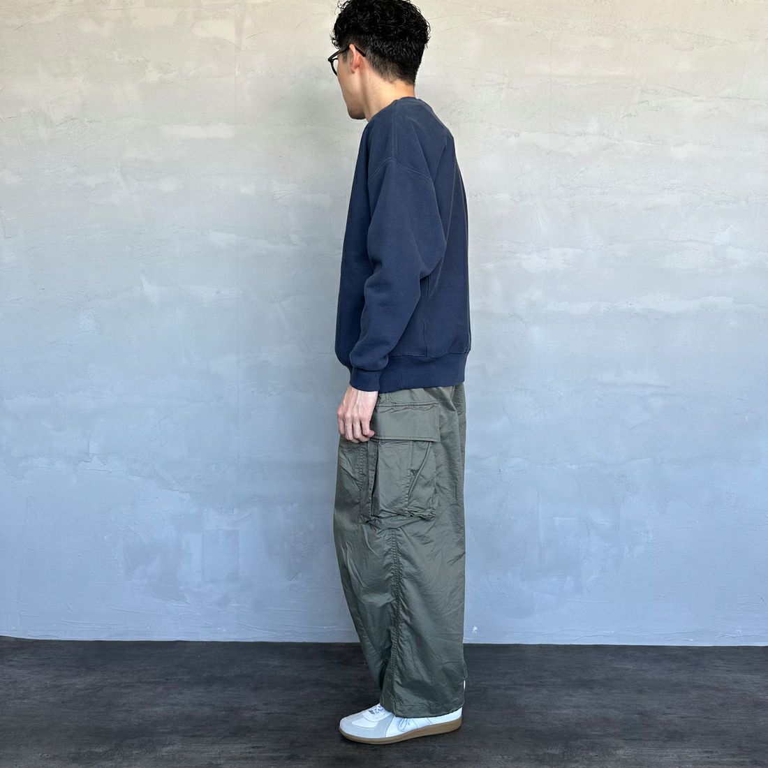 UNIVERSAL OVERALL [ユニバーサルオーバーオール] 別注 ダメージ加工 ヘビーウェイトスウェット [U2431220IN-JF] NAVY &&モデル身長：168cm 着用サイズ：M&&