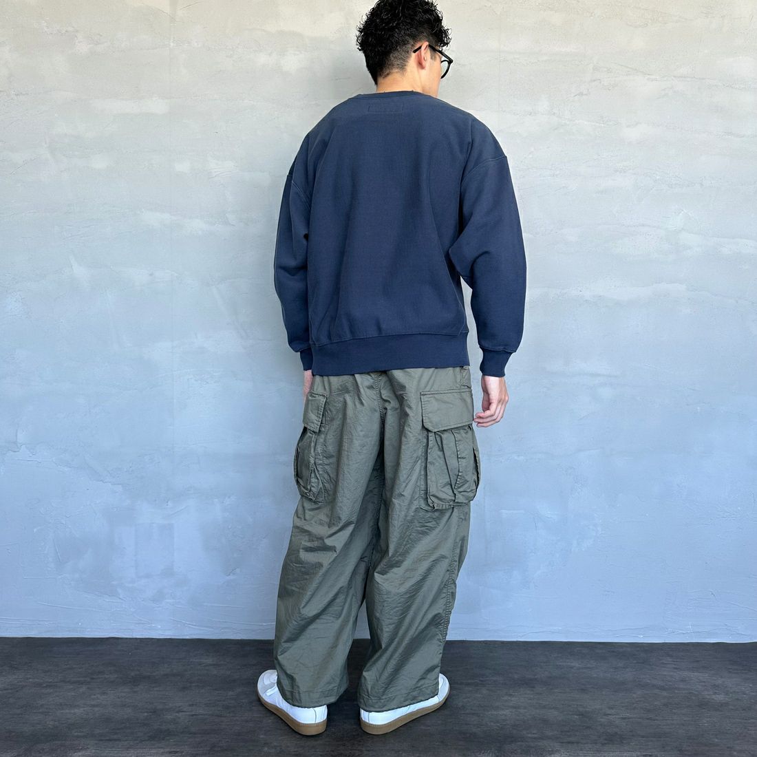 UNIVERSAL OVERALL [ユニバーサルオーバーオール] 別注 ダメージ加工 ヘビーウェイトスウェット [U2431220IN-JF] NAVY &&モデル身長：168cm 着用サイズ：M&&