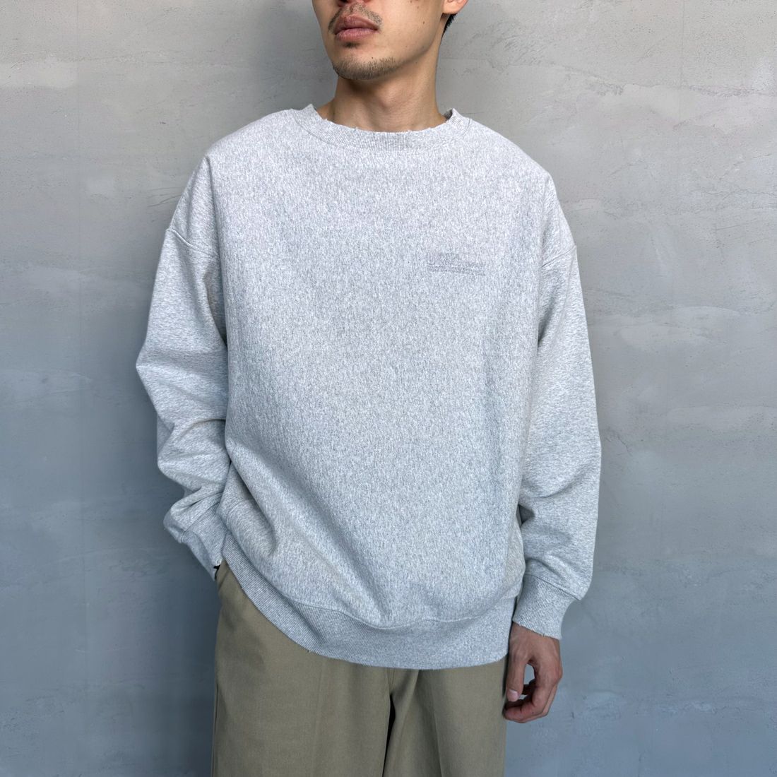 UNIVERSAL OVERALL [ユニバーサルオーバーオール] 別注 ダメージ加工 ヘビーウェイトスウェット [U2431220IN-JF] ASH &&モデル身長：168cm 着用サイズ：L&&