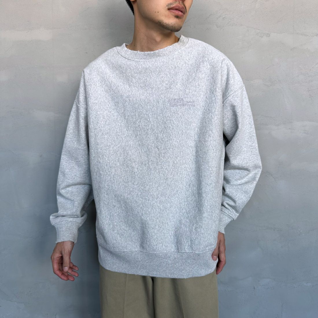 UNIVERSAL OVERALL [ユニバーサルオーバーオール] 別注 ダメージ加工 ヘビーウェイトスウェット [U2431220IN-JF] ASH &&モデル身長：168cm 着用サイズ：L&&