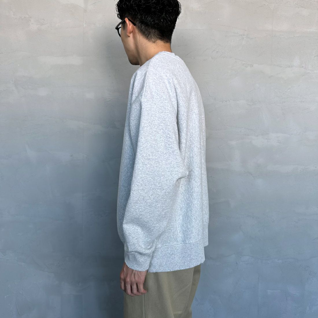 UNIVERSAL OVERALL [ユニバーサルオーバーオール] 別注 ダメージ加工 ヘビーウェイトスウェット [U2431220IN-JF] ASH &&モデル身長：168cm 着用サイズ：L&&