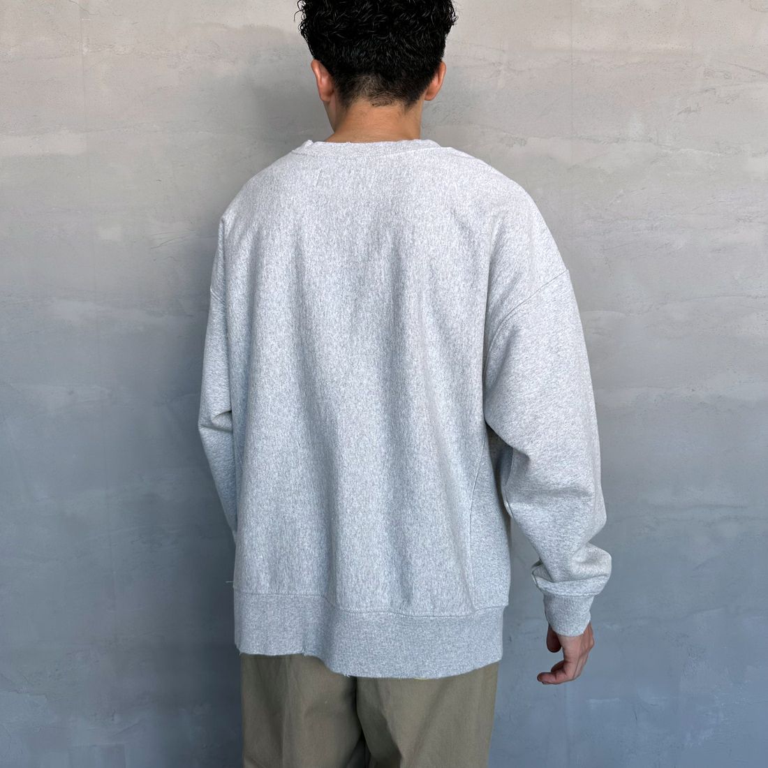 UNIVERSAL OVERALL [ユニバーサルオーバーオール] 別注 ダメージ加工 ヘビーウェイトスウェット [U2431220IN-JF] ASH &&モデル身長：168cm 着用サイズ：L&&